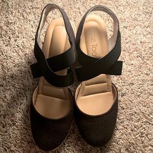 It is a size 8 by the brand me too only has been worn once.